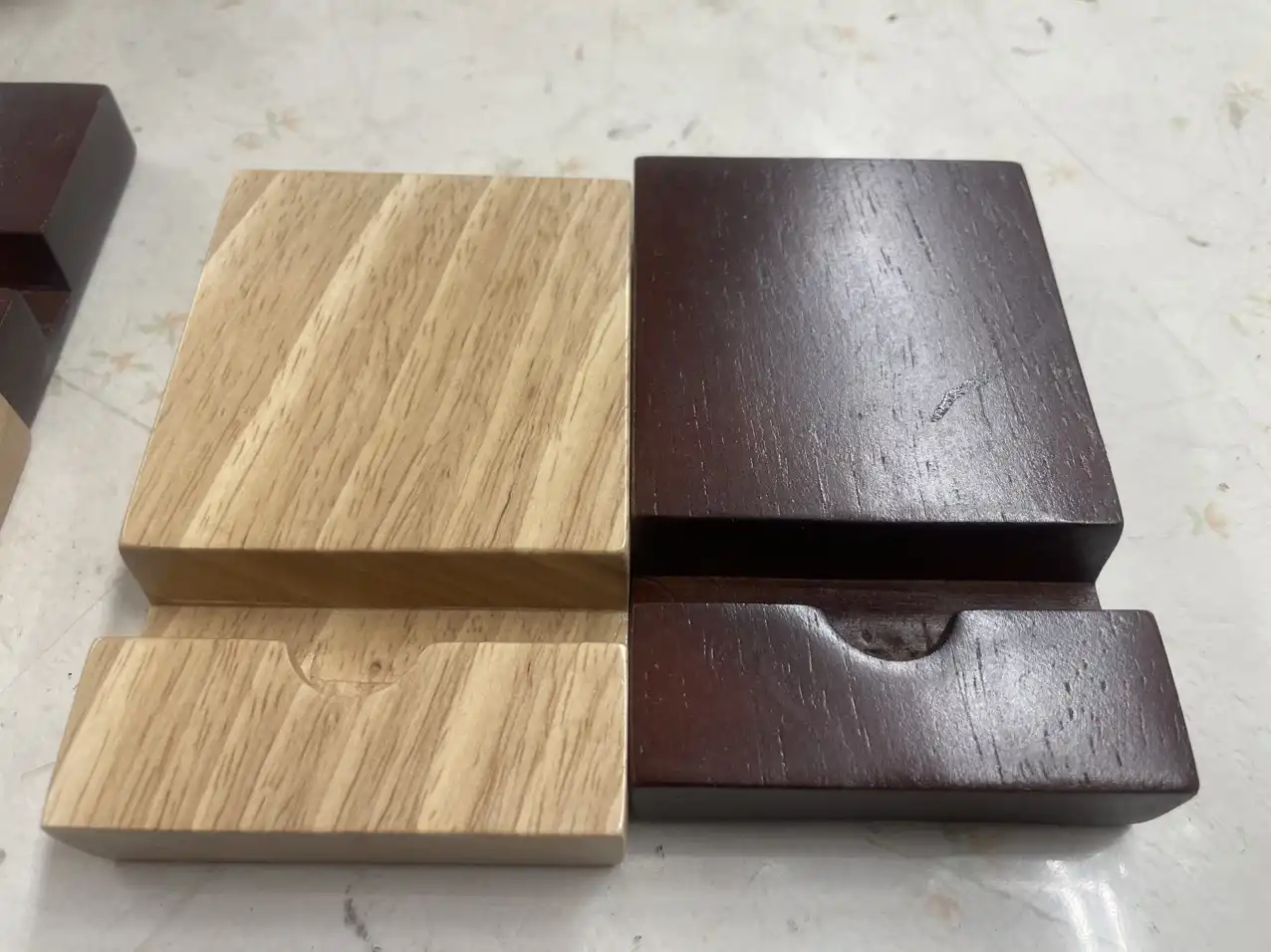 Đơn hỏi mua kệ gỗ để điện thoại